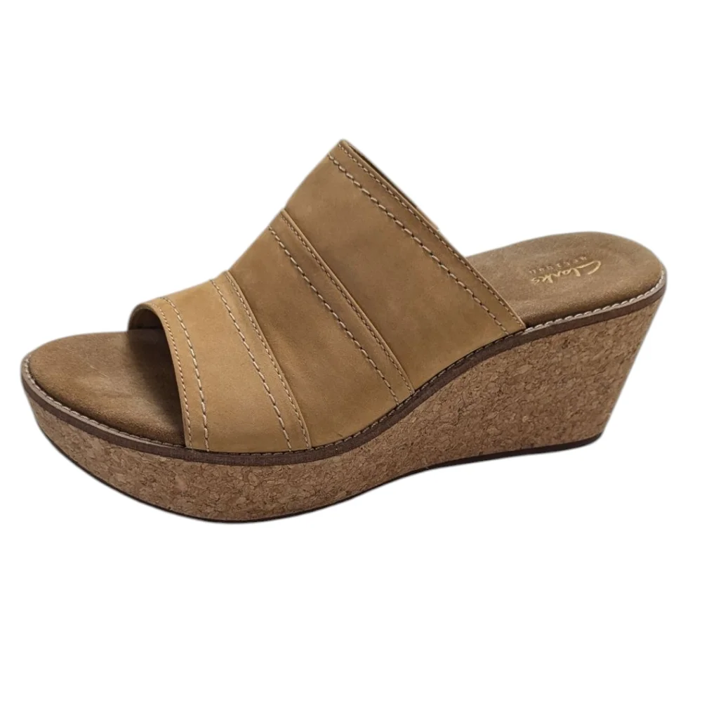 Clarks Aisley Lilly Camel Colored Wedge Sandals. Size 10